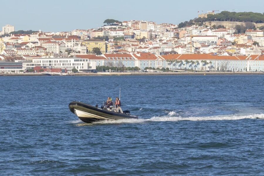 Lisbon: Sunset SpeedBoat Tour - Guides, languages, and the feel on board