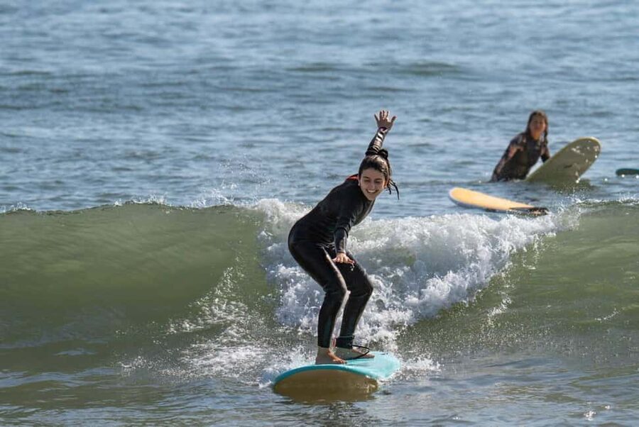 Lisbon Surf Guide - Surf class & Pick Up - Getting ready: wetsuit, safety, and warm-up