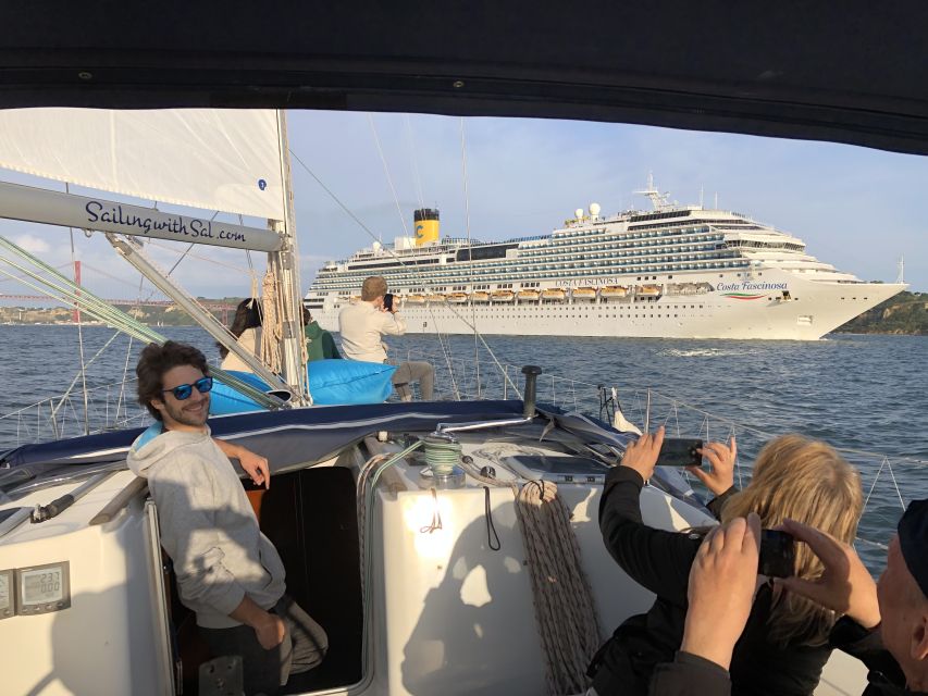 Lisbon: Tagus River Sunset Cruise with Drinks - Praça do Comércio and Alfama from the water