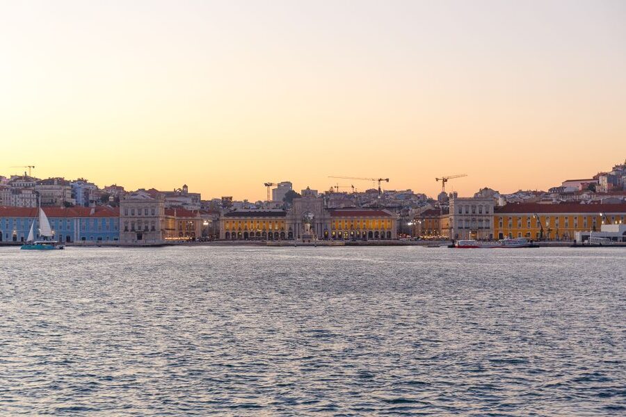 Lisbon: Tagus River Sunset Tour with Snacks and Drink - Why the Tagus is Lisbon’s best sunset seat