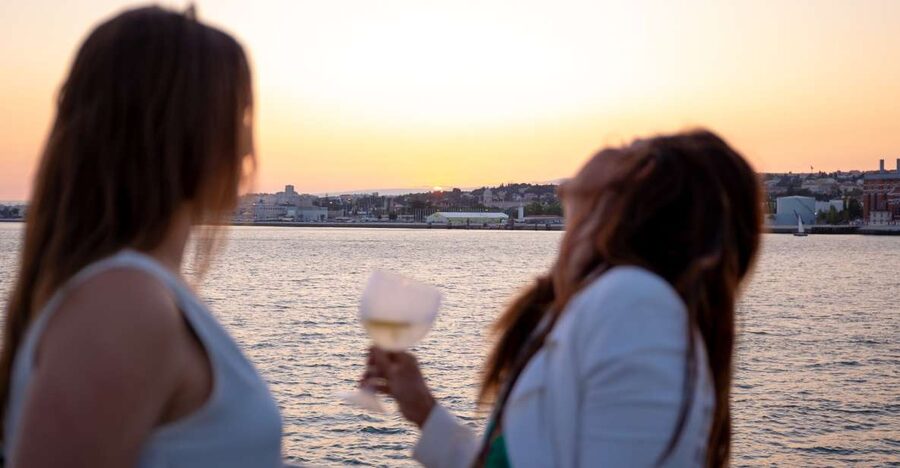 Lisbon: Tagus River Sunset Tour with Snacks and Drink - Under the 25th of April Bridge