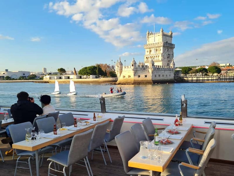 Lisbon: Tejo River Sightseeing Cruise - Passing beneath the 25 de Abril Bridge