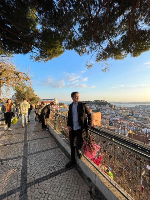 Lisbon: Tuk Tuk with hotel pick up and the best of old city - Praça do Comércio and the old city introduction
