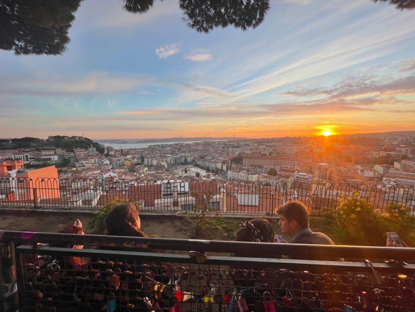 Lisbon: Tuk Tuk with hotel pick up and the best of old city - São Vicente and the National Pantheon