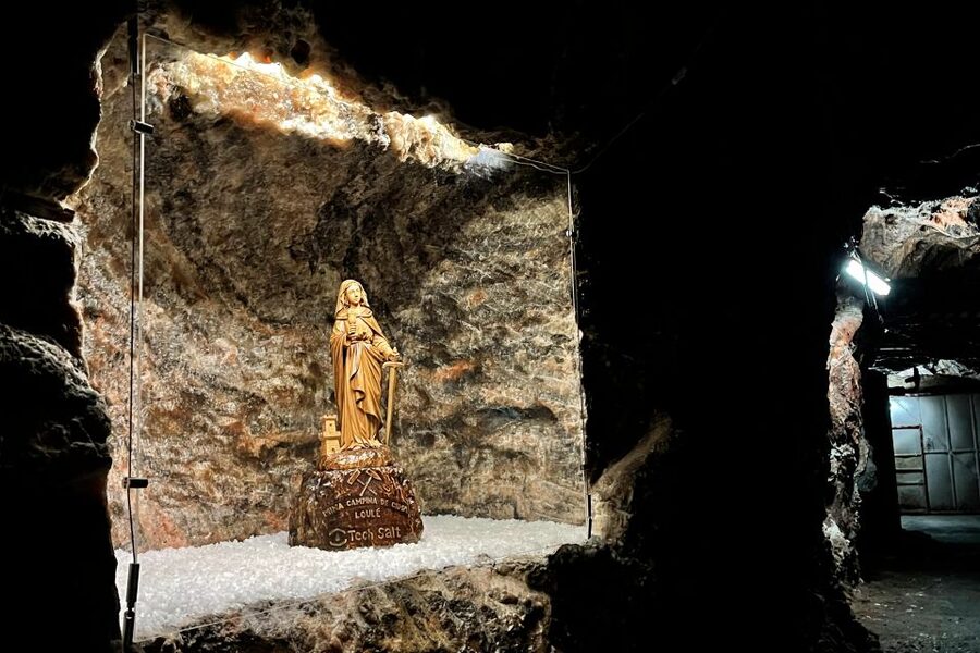 Loulé: St. Barbara Art Collection w/Guided Salt Mine Tour - Putting on the helmet and entering the mine