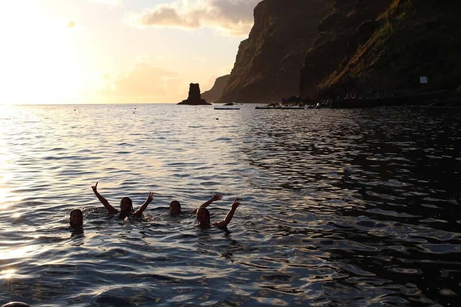 Madeeira: Sunset dinner cruise - Calhau da Lapa brings the active part of the evening