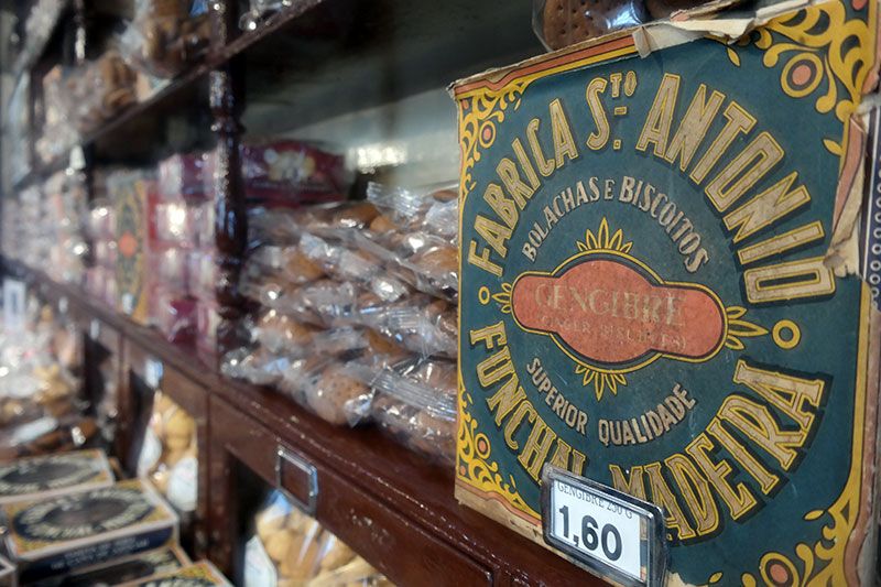 Madeira: Food and Wine Walking Tour in Funchal - Wine and crostinis in a Funchal lane