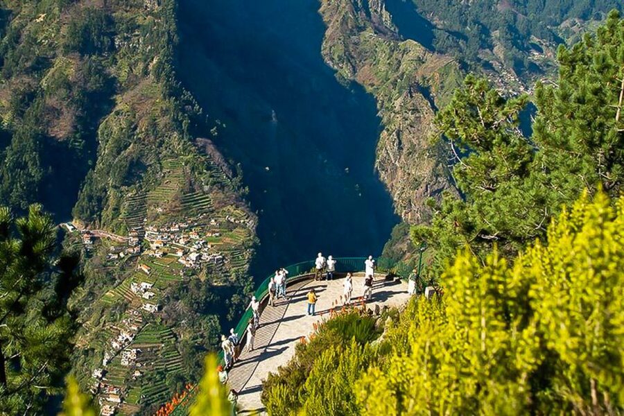 Madeira: Nuns Valley Half-Day Tour - The ride from Funchal into the mountains
