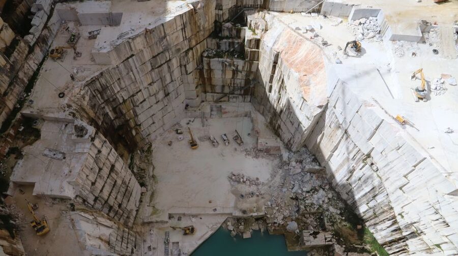 Marble Tour in Vila Viçosa - Inside the factory, where rough blocks become useful