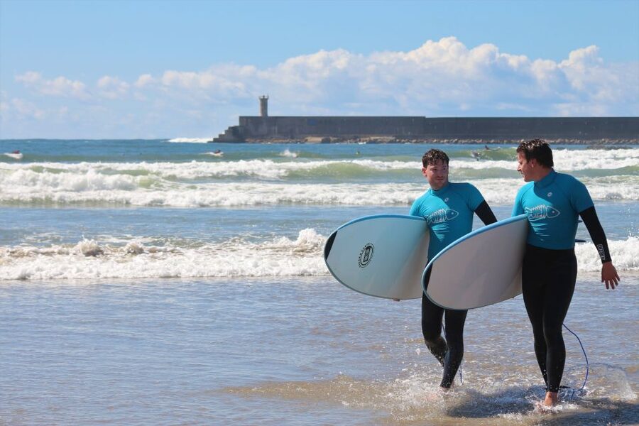 Matosinhos: Surfing Lesson with Equipment - Language, equipment, and comfort