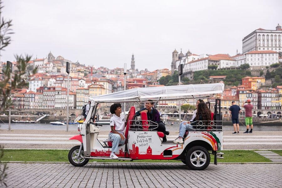 Oporto Tuk-Tuk Tour: Fast, Fun & Flexible – 1H to Full Day! - Rua das Flores and the old streets
