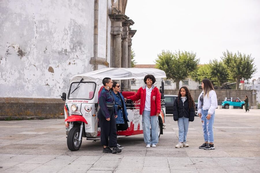 Oporto Tuk-Tuk Tour: Fast, Fun & Flexible – 1H to Full Day! - Crossing to Gaia and climbing Serra do Pilar