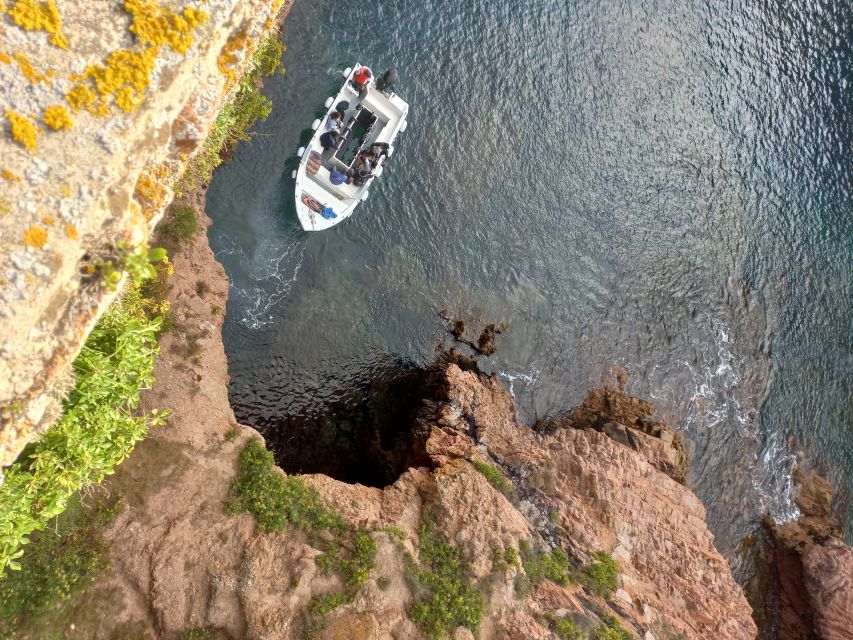 Peniche: Berlengas Island Round-Trip Ferry with Island Stop - Arriving at the granite harbour