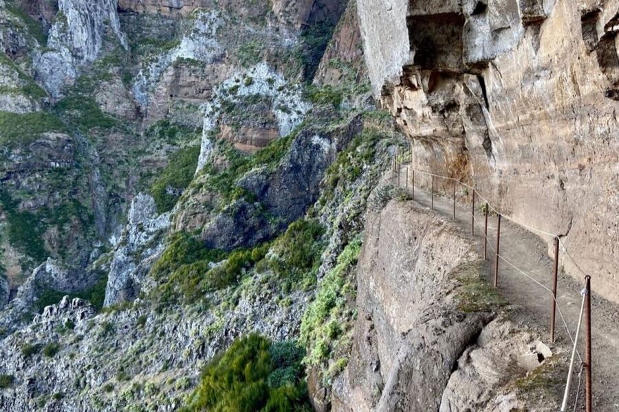 Pico Do Arieiro Pico Ruivo Sunrise or Morning Hike Transfers - The PR1 route, steps, tunnels, and closure