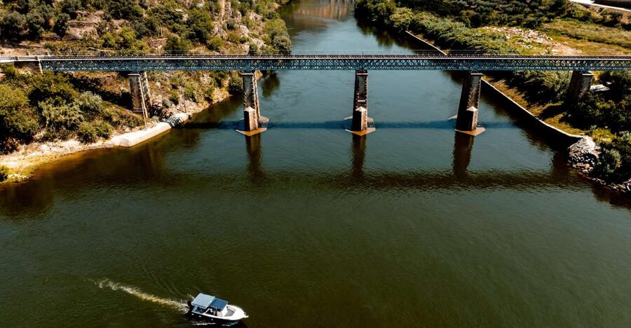 Pinhão: Douro River Boat Tour with Lunch - Why this boat, lunch, and train combination works