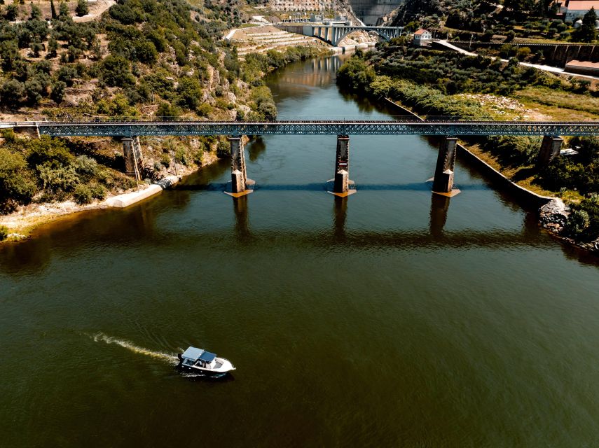 Pinhão: Douro River Boat Tour with Lunch - One hour and 15 minutes on the Douro