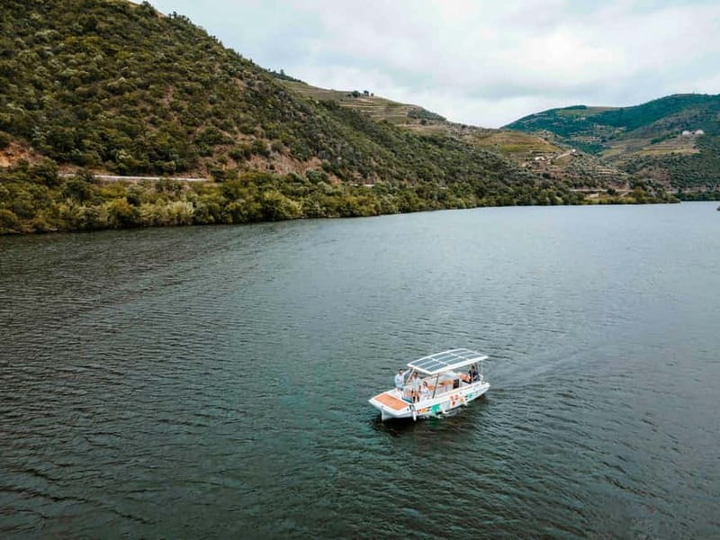 Pinhão: Douro River Solar Boat Tour with Wine Tasting - Finding the Daurum dock in Pinhão