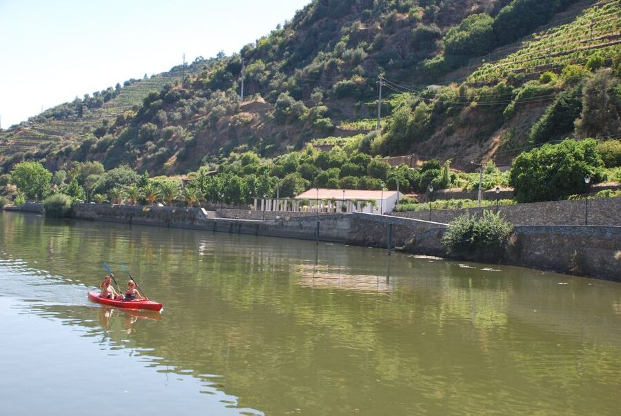 Pinhão: Douro Valley Rabelo Boat Tour and Kayak Experience - From Pinhão’s iron bridge to the open river