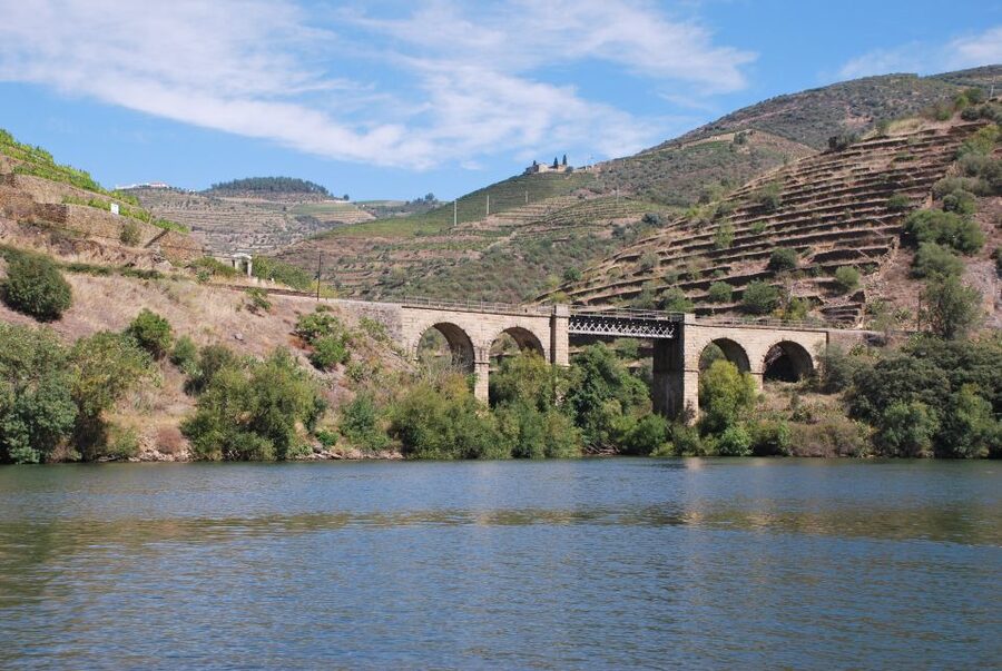 Pinhão: Douro Valley Rabelo Boat Tour and Kayak Experience - Why the one-hour boat ride matters