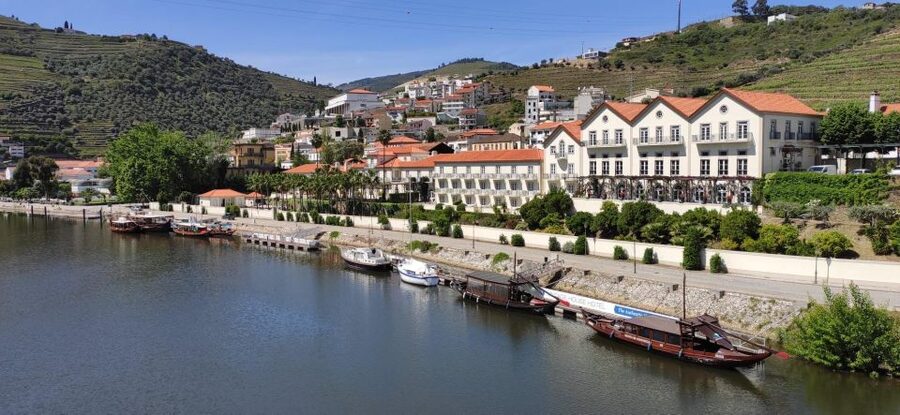 Pinhão: Douro Valley with Wine Tasting, Boat Trip and Lunch - Starting in Pinhão and boarding the Douro cruise