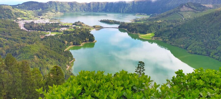 Ponta Delgada: Sete Cidades Volcano Lakes Shore Excursion - Meeting your guide at Portas do Mar