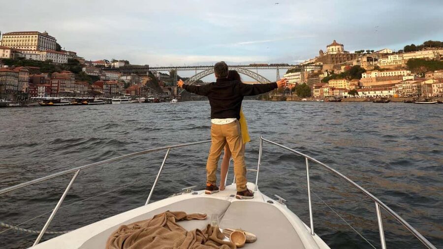 Porto: 6 Bridges Yacht Cruise with Local Wine & Snacks - Six bridges, two cities, one memorable view