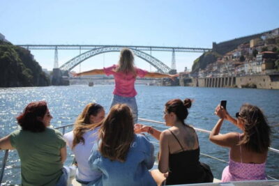 6 Bridges Yacht Cruise with Local Wine & Snacks
