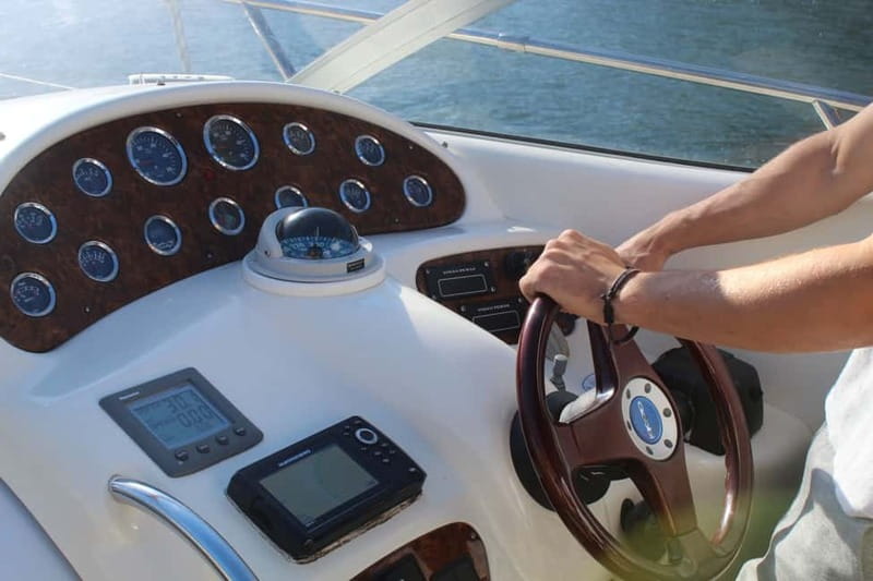 Porto: 6 Bridges Yacht Cruise with Local Wine & Snacks - What the private format adds