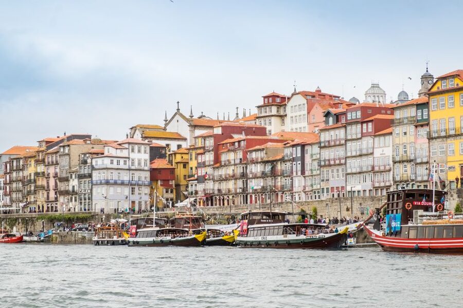 Porto: City Train Tour, River Cruise & Wine Cellar - Start beside Porto Cathedral