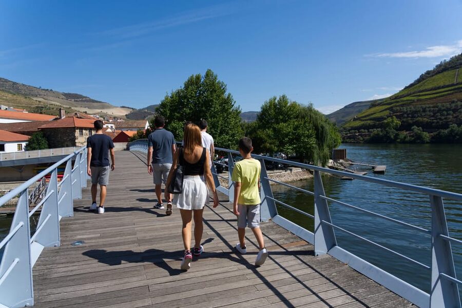 Porto: Douro Valley & Amarante Wine, Food & River Tour - Guides, group size, and the feel of the day