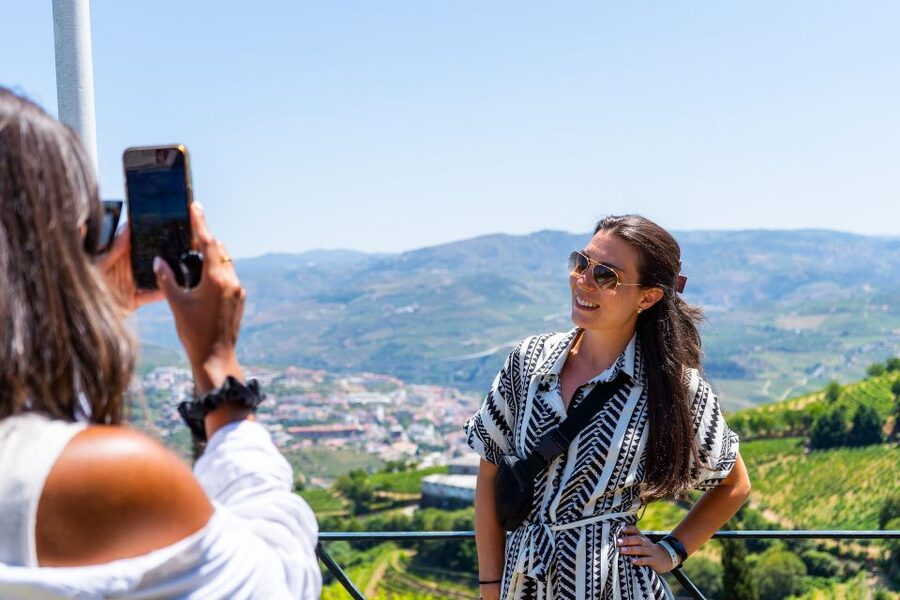 Porto: Douro Valley Tour with Lunch, Boat Cruise & Tastings - Régua brings the river into view