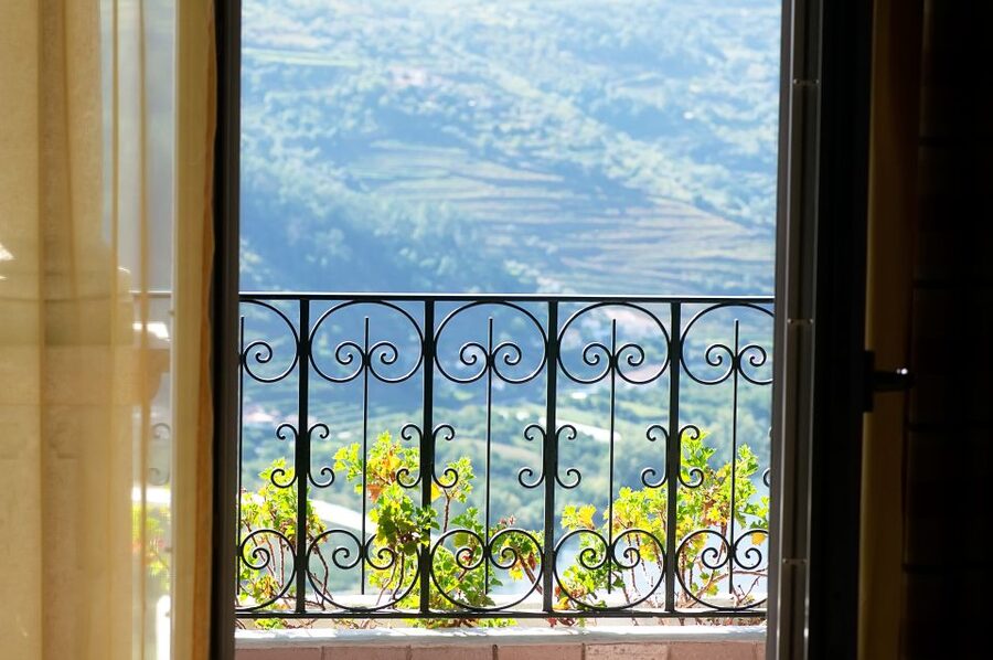 Porto: Douro Valley Tour with Wine Tasting, Cruise and Lunch - Pinhão and the one-hour Douro River cruise