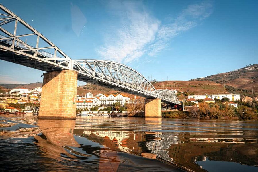 Porto: Douro Wine Tour with Lunch and River Cruise - A comfortable start in Porto