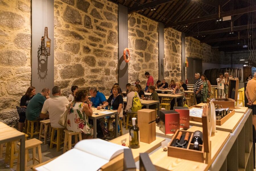 Porto: Guided Tour and Tasting of 3 Port Wines at Poças - Why Poças is a good first Port tasting
