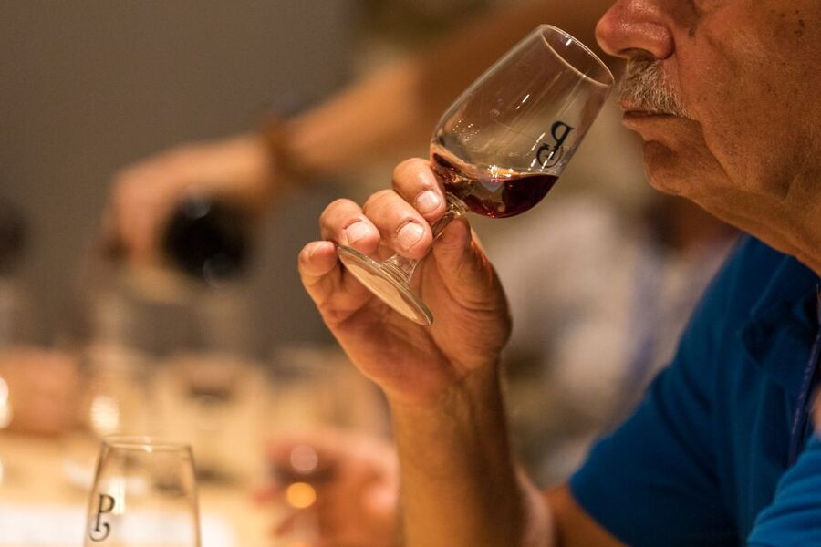 Porto: Guided Tour and Tasting of 3 Port Wines at Poças - The shop and choosing a bottle