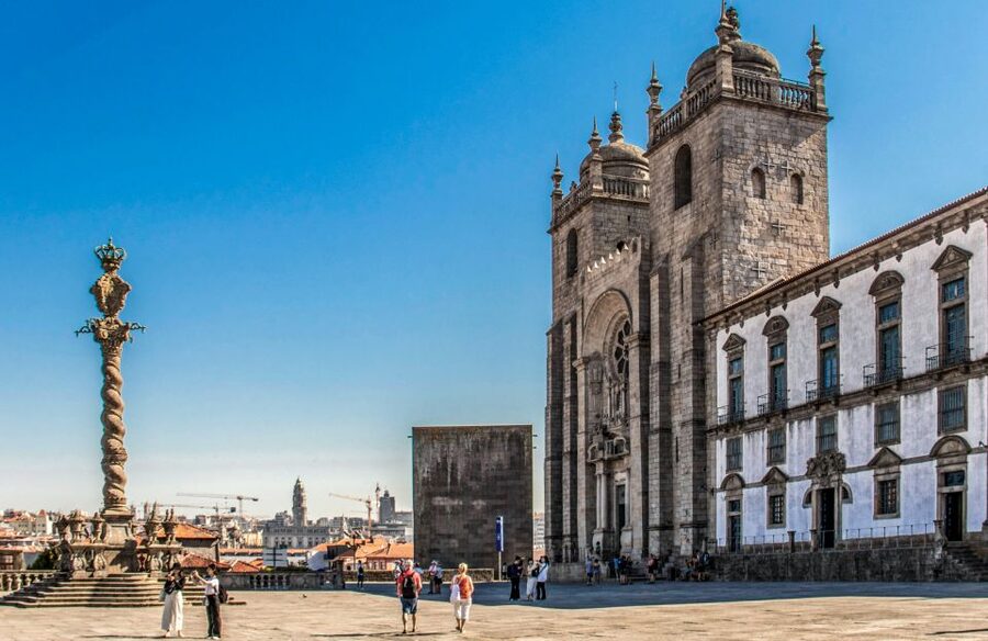 Porto: Guided Tour by Tuk-Tuk & Optional Douro River Cruise - São Bento Station and Porto Cathedral