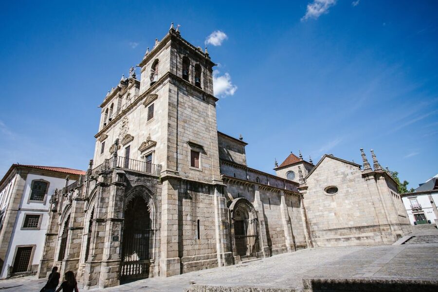 Porto: Guimarães & Braga Tour with Entry Tickets and Lunch - Entering Guimarães Castle