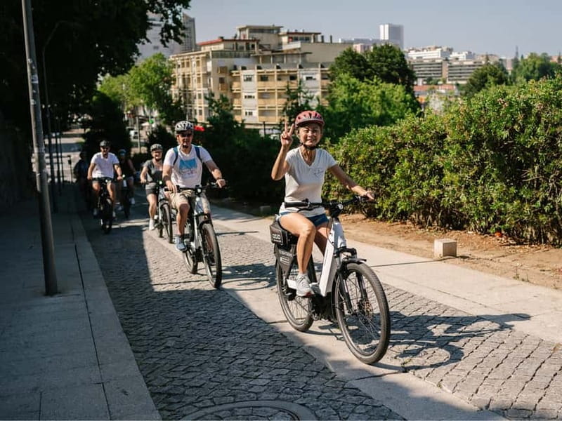 Porto: Highlights in 3 Hours E-Bike Tour - Porto Cathedral and the way into the old center