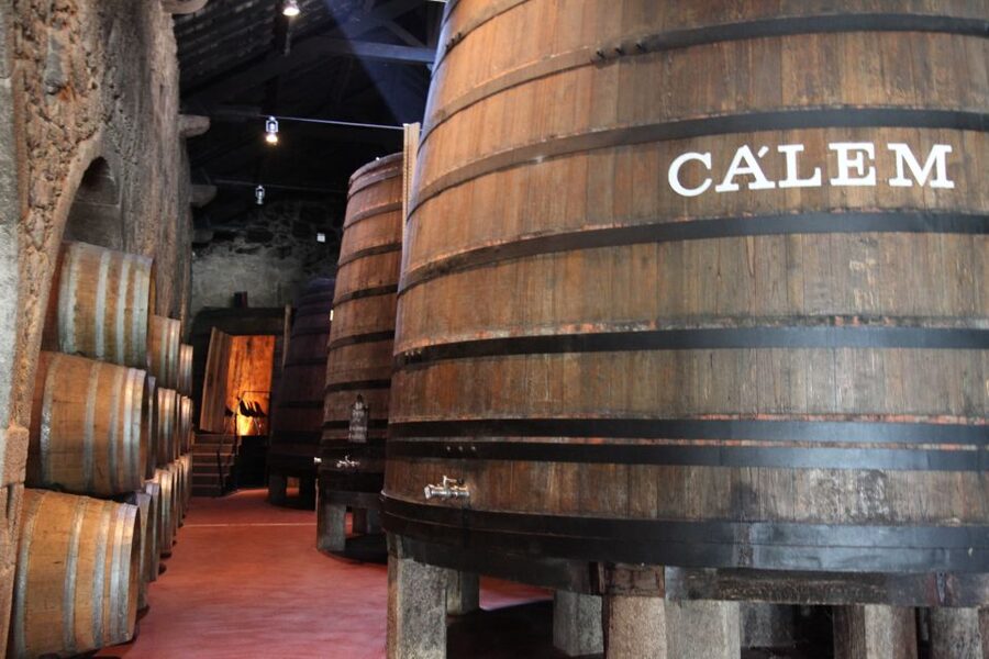 Porto: Hop-on Hop-off Bus with Optional Cruise & Wine Cellar - Start at Batalha, then choose your direction