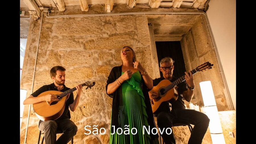 Porto: Live Fado Show with Glass of Port Wine - The music, the voices, and the room