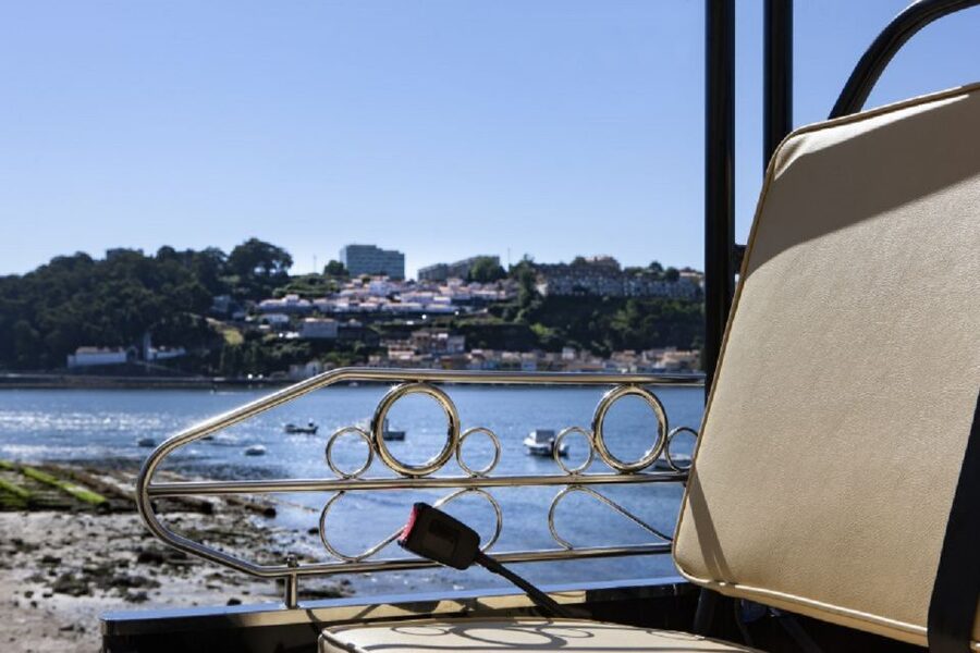 Porto: Private Sightseeing Tour by Electric Tuk Tuk - Palácio de Cristal for open views and breathing room