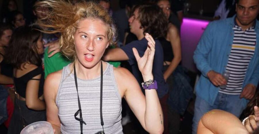 Porto: Pub Crawl with 6 Drinks and VIP Club Entry - The first bar and the six-drink value