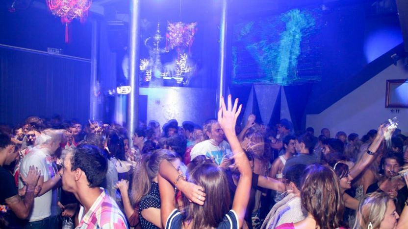 Porto: Pub Crawl with 6 Drinks and VIP Club Entry - Four Galerias bars, four different chances to find your rhythm