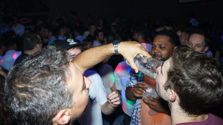 Porto: Pub Crawl with 6 Drinks and VIP Club Entry - Practical ways to enjoy the night