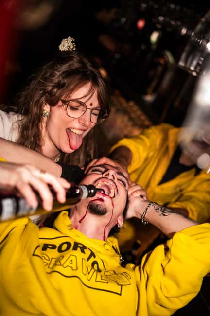 Porto: Pub Crawl with 7 Drinks, Games, and VIP Club Entry - A social start at Fonte dos Leões