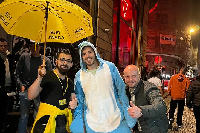 Porto Pubcrawl: 5h,7 Drinks,4 bars &Skip the line Club Entry - Starting near Fonte dos Leões at 10pm