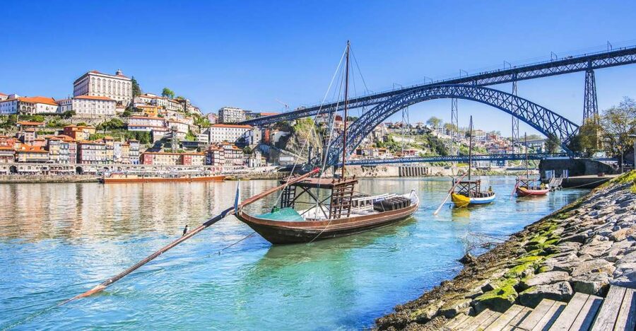 Porto: Six Bridges Cruise - Boarding beside Gaia’s riverfront
