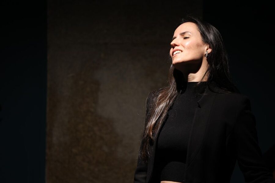 Porto: Traditional Fado Show at Sao Bento with Port Wine - A close look at the performers