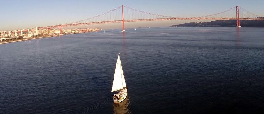 Private Romantic cruise with sparkling wine- 2-Hour- Lisbon - What your two hours on the yacht may feel like
