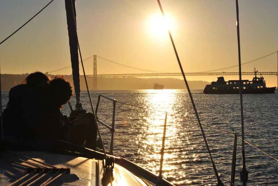 Private Romantic cruise with sparkling wine- 2-Hour- Lisbon - Help with a proposal or special date
